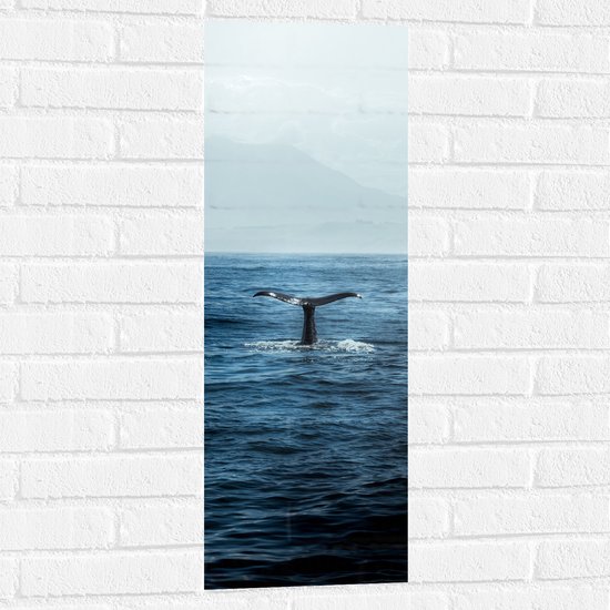 WallClassics - Muursticker - Walvis Staart boven Zee - 30x90 cm Foto op Muursticker