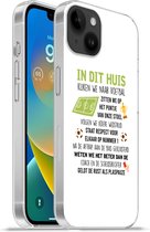 Geschikt voorApple Iphone 14 Plus - Soft case hoesje - In dit huis kijken we naar voetbal - Spreuken - Quotes - Voetbal - Siliconen Telefoonhoesje