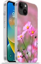 Geschikt voorApple Iphone 14 Plus - Soft case hoesje - Bloemen - Buiten - Roze - Siliconen Telefoonhoesje