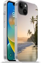 Geschikt voorApple Iphone 14 Plus - Soft case hoesje - Strand - Zonsondergang - Tropisch - Siliconen Telefoonhoesje