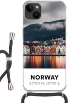 Geschikt voorApple Iphone 14 Plus - Crossbody Case - Noorwegen - Scandinavië - Bergen - Winter - Siliconen - Crossbody - Backcover met Koord - Telefoonhoesje met koord - Hoesje met touw