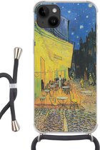 Geschikt voorApple Iphone 14 Plus - Crossbody Case - Caféterras bij nacht - Vincent van Gogh - Siliconen - Crossbody - Backcover met Koord - Telefoonhoesje met koord - Hoesje met touw