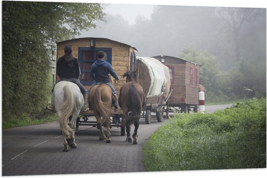 WallClassics - Vlag - Ouderwetse Caravan met Paard en Wagen - 120x80 cm Foto op Polyester Vlag
