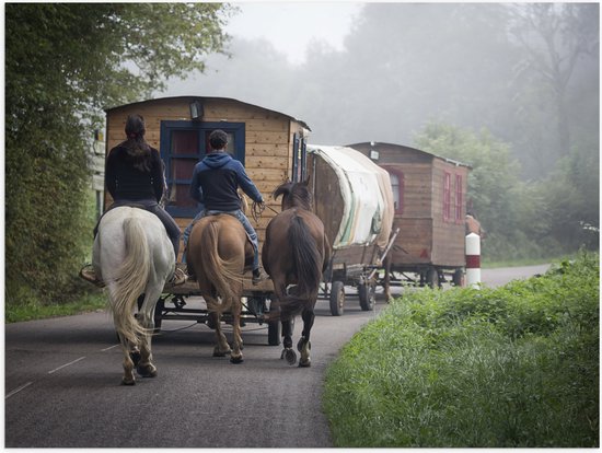 WallClassics - Poster (Mat) - Ouderwetse Caravan met Paard en Wagen - 80x60 cm Foto op Posterpapier met een Matte look