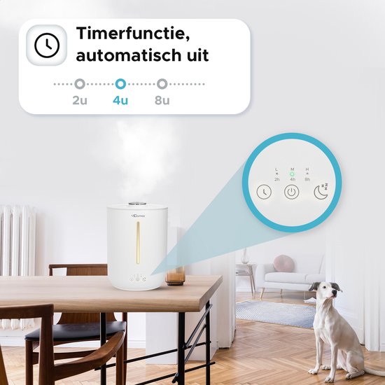 Wit Qumax luchtbevochtiger met timerfunctie op een houten tafel. Een hond zit op de houten vloer op de achtergrond.