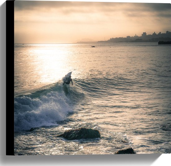 WallClassics - Canvas  - Surfer op Zee aan de Kust - 40x40 cm Foto op Canvas Schilderij (Wanddecoratie op Canvas)