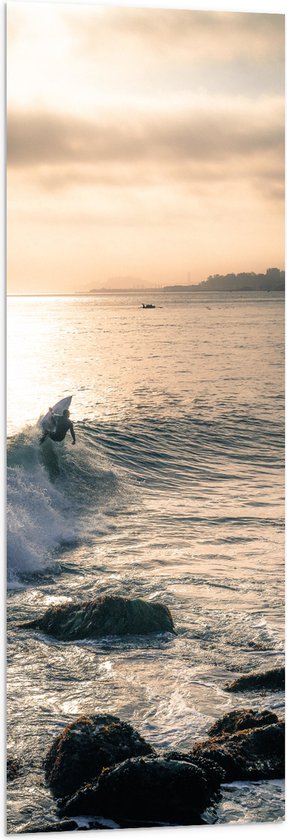 WallClassics - Vlag - Surfer op Zee aan de Kust - 40x120 cm Foto op Polyester Vlag