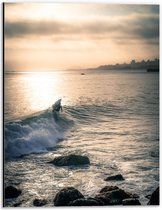 WallClassics - Dibond - Surfer op Zee aan de Kust - 30x40 cm Foto op Aluminium (Met Ophangsysteem)