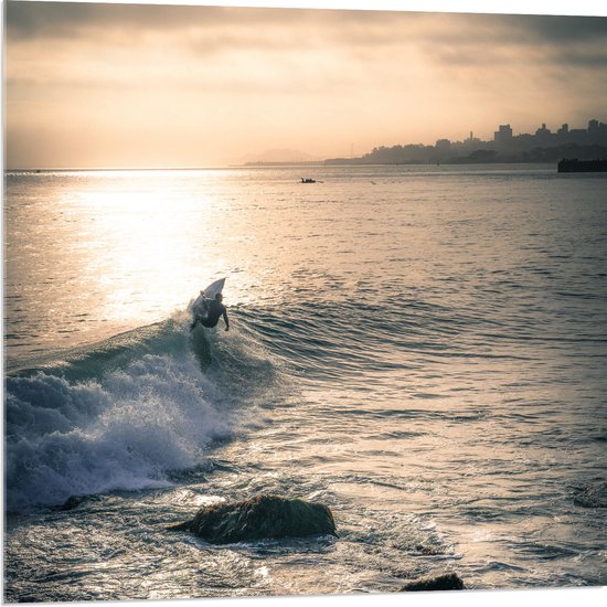 WallClassics - Acrylglas - Surfer op Zee aan de Kust - 80x80 cm Foto op Acrylglas (Met Ophangsysteem)