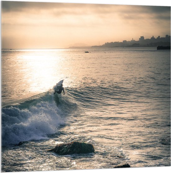 WallClassics - Acrylglas - Surfer op Zee aan de Kust - 100x100 cm Foto op Acrylglas (Wanddecoratie op Acrylaat)