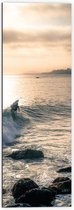 WallClassics - Dibond - Surfer op Zee aan de Kust - 50x150 cm Foto op Aluminium (Met Ophangsysteem)