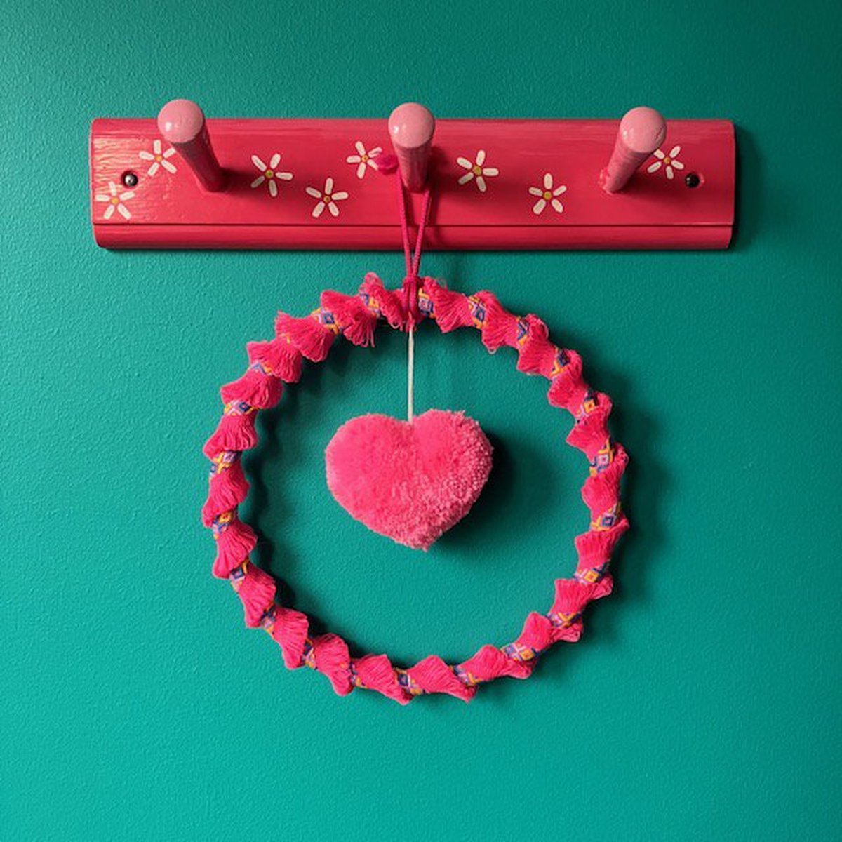 Luna-leena duurzame muurhanger met hart in Ibiza style roze ring 20ø cm handmade in Nepal kinder droomvanger kinderkamer decoratie dreamcatcher babyshower verjaardag geboorte girl hartje liefde pink babykamer moederdag