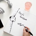 Een hand met een zwarte Sharpie marker schrijft "Alex's NOTEBOOK KEEP OUT!!" op een notitieboek.