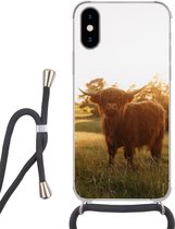 Hoesje met koord Geschikt voor iPhone XS - Schotse hooglander - Gras - Zon - Siliconen - Crossbody - Backcover met Koord - Telefoonhoesje met koord - Hoesje met touw
