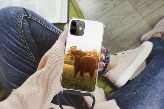 Coque avec cordon iPhone 12 Mini - Highlander écossais - Herbe - Soleil - Siliconen - Bandoulière - Coque arrière avec cordon - Coque pour téléphone avec cordon - Coque avec corde