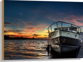 WallClassics - Hout - Schip op het Water met Oranje Lucht - 80x60 cm - 12 mm dik - Foto op Hout (Met Ophangsysteem)