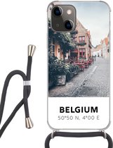 Hoesje met koord Geschikt voor iPhone 13 Mini - België - Café - Terras - Rood - Siliconen - Crossbody - Backcover met Koord - Telefoonhoesje met koord - Hoesje met touw