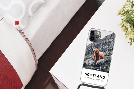 Telefoonhoesje Geschikt voor iPhone 12 pro crossbody - Schotland - Schotse Hooglander - Bergen - Siliconen - Crossbody - Backcover met Koord - Telefoonhoesje met koord - Hoesje met touw Telefoonhoesje