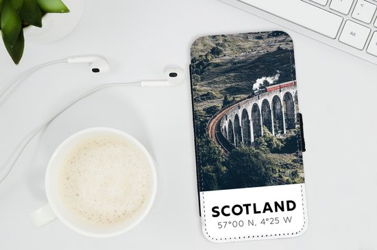 Telefoonhoesje Geschikt voor iPhone 7 telefoonhoesje - Schotland - Trein - Zomer - Spoor - Met vakjes - Wallet case met magneetsluiting