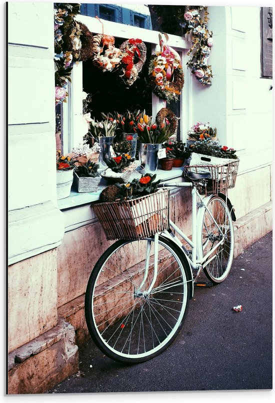 WallClassics - Dibond - Geparkeerde Fiets tegen Wit Gebouw - 40x60 cm Foto op Aluminium (Wanddecoratie van metaal)