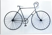 WallClassics - Dibond - Wielrenfiets tegen Witte Muur - 105x70 cm Foto op Aluminium (Wanddecoratie van metaal)