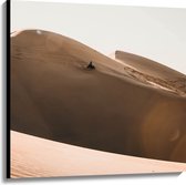 WallClassics - Canvas  - Woestijnberg met Motorcrosser - 100x100 cm Foto op Canvas Schilderij (Wanddecoratie op Canvas)