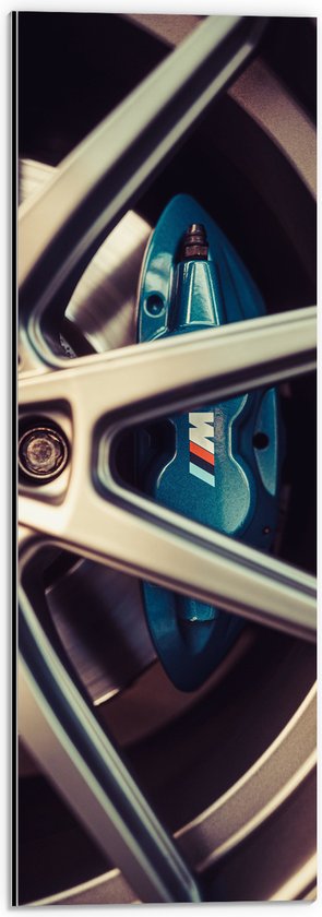 WallClassics - Dibond - Blauwe Remklauwen in Autowiel - 20x60 cm Foto op Aluminium (Met Ophangsysteem)
