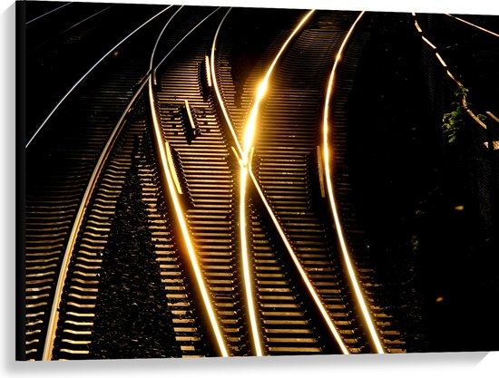 WallClassics - Canvas  - Brede Treinrails in het Donker - 100x75 cm Foto op Canvas Schilderij (Wanddecoratie op Canvas)