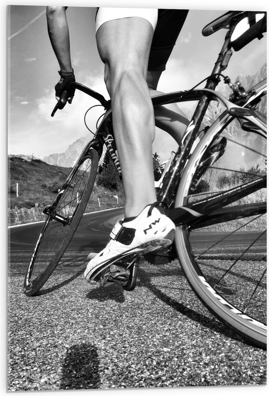 WallClassics - Acrylglas - Gespierde benen van Wielrenner (zwart/wit) - 50x75 cm Foto op Acrylglas (Met Ophangsysteem)