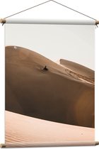 WallClassics - Textielposter - Woestijnberg met Motorcrosser - 60x80 cm Foto op Textiel