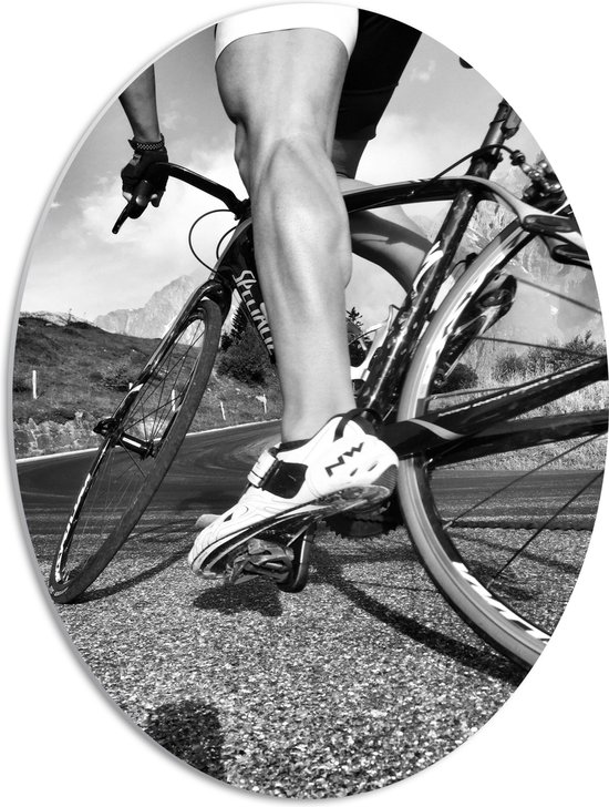 WallClassics - PVC Schuimplaat Ovaal - Gespierde benen van Wielrenner (zwart/wit) - 42x56 cm Foto op Ovaal  (Met Ophangsysteem)