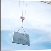 WallClassics - Dibond - IJzeren plaat aan Hijskraan - 80x80 cm Foto op Aluminium (Wanddecoratie van metaal)