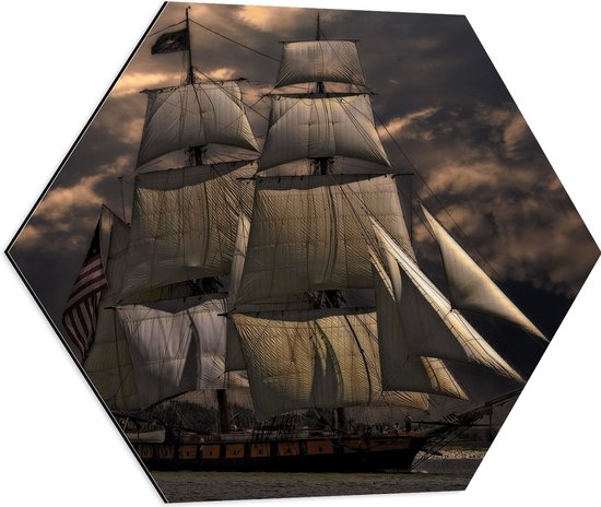 WallClassics - Dibond Hexagon - Groot Zeilschip bij Donkere Wolken - 60x52.2 cm Foto op Hexagon (Met Ophangsysteem)