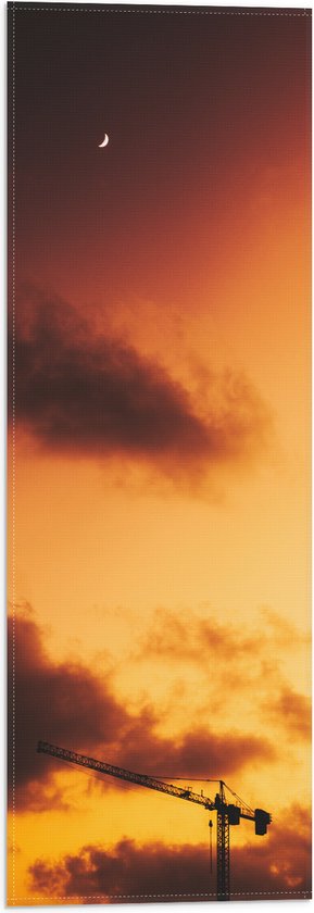 WallClassics - Vlag - Hijskraan bij Oranje Lucht - 20x60 cm Foto op Polyester Vlag