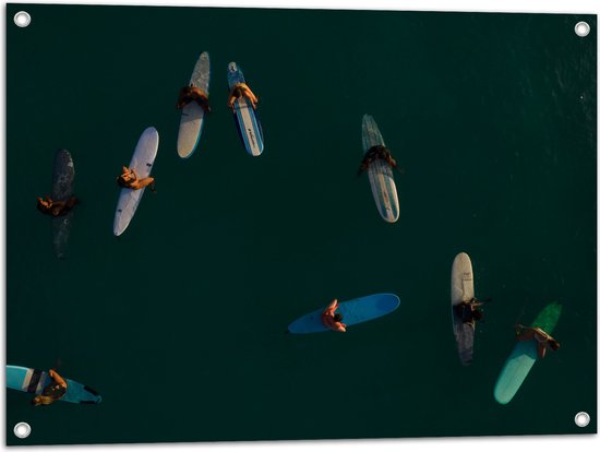 WallClassics - Tuinposter – Bovenaanzicht van Groep Surfers op Oceaan - 80x60 cm Foto op Tuinposter  (wanddecoratie voor buiten en binnen)