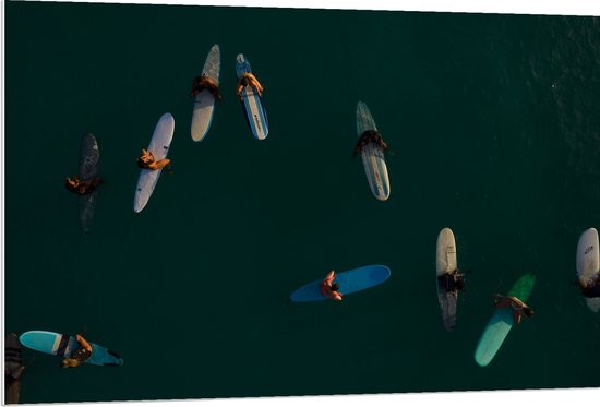 WallClassics - PVC Schuimplaat - Bovenaanzicht van Groep Surfers op Oceaan - 120x80 cm Foto op PVC Schuimplaat (Met Ophangsysteem)