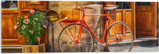 WallClassics - Acrylglas - Oranje Fiets bij Stenen Gebouw - 90x30 cm Foto op Acrylglas (Met Ophangsysteem)