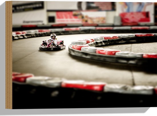 WallClassics - Hout - Karter op Indoor Kartbaan - 40x30 cm - 12 mm dik - Foto op Hout (Met Ophangsysteem)