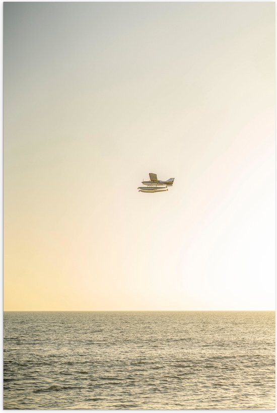 WallClassics - Poster Glanzend – Klein Vliegtuig boven het Zeewater - 80x120 cm Foto op Posterpapier met Glanzende Afwerking