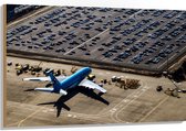 WallClassics - Hout - Blauw Vliegtuig op Vliegbasis - 120x80 cm - 12 mm dik - Foto op Hout (Met Ophangsysteem)