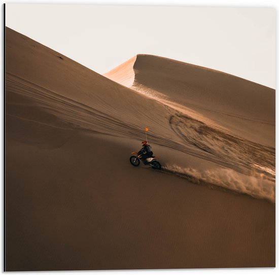 WallClassics - Dibond - Motorcrosser met Oranje Vlag op Berg in Woestijn - 50x50 cm Foto op Aluminium (Met Ophangsysteem)