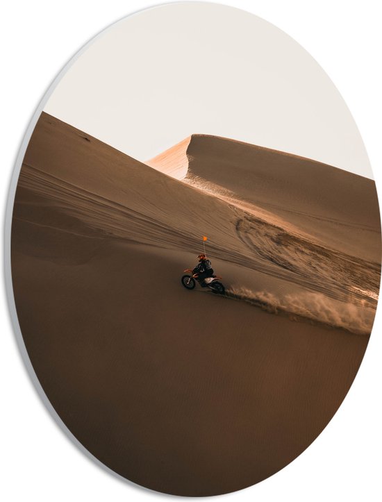 WallClassics - PVC Schuimplaat Ovaal - Motorcrosser met Oranje Vlag op Berg in Woestijn - 21x28 cm Foto op Ovaal  (Met Ophangsysteem)