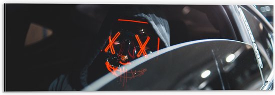 WallClassics - Dibond - Man met Lichtgevend Masker in Auto - 60x20 cm Foto op Aluminium (Met Ophangsysteem)