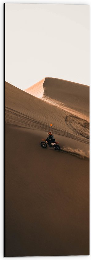 WallClassics - Dibond - Motorcrosser met Oranje Vlag op Berg in Woestijn - 30x90 cm Foto op Aluminium (Met Ophangsysteem)