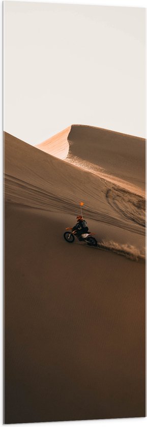 WallClassics - Acrylglas - Motorcrosser met Oranje Vlag op Berg in Woestijn - 50x150 cm Foto op Acrylglas (Met Ophangsysteem)