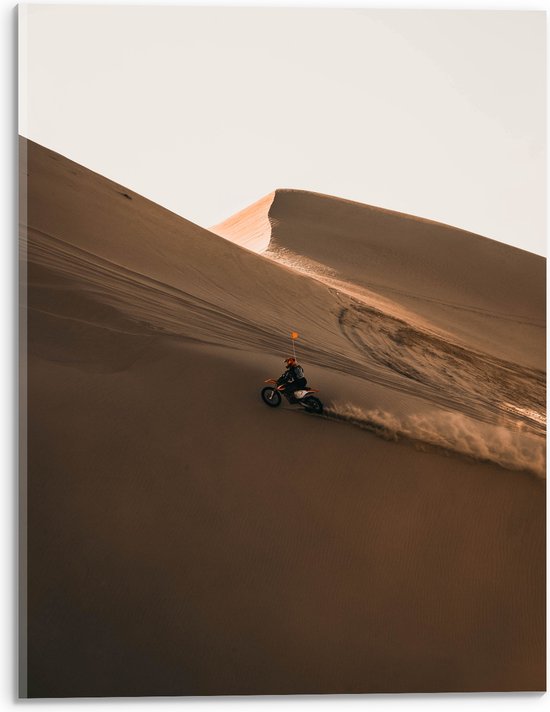 WallClassics - Acrylglas - Motorcrosser met Oranje Vlag op Berg in Woestijn - 30x40 cm Foto op Acrylglas (Wanddecoratie op Acrylaat)
