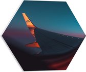 WallClassics - PVC Schuimplaat Hexagon  - Vliegtuigvleugel tegen de Nacht - 40x34.8 cm Foto op Hexagon (Met Ophangsysteem)