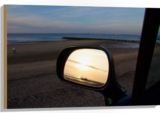 WallClassics - Hout - Autospiegel op het Strand in de Avond - 90x60 cm - 12 mm dik - Foto op Hout (Met Ophangsysteem)