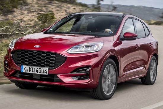 Donkerrode Ford Kuga SUV, van voren gezien, rijdend op een landweg.