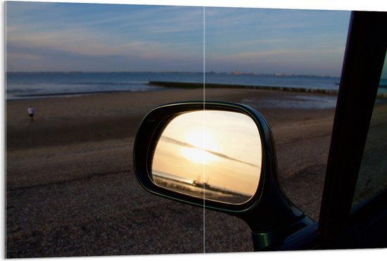 WallClassics - Acrylglas - Autospiegel op het Strand in de Avond - 120x80 cm Foto op Acrylglas (Met Ophangsysteem)